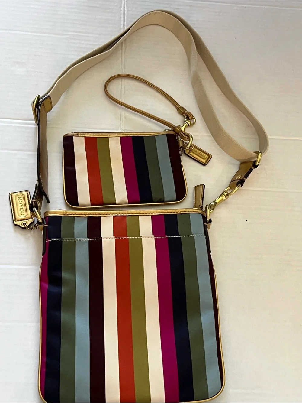 COACH LEGACY JULIA 2 pc MATCHING TAG SET. CROSSBODY & WRISTLET w GOLD TRIM EUC - Picture 4 of 16